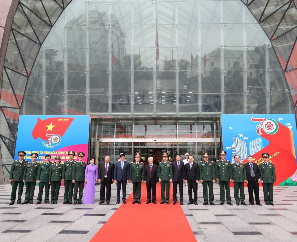 Tổng Bí thư Nguyễn Phú Trọng, Bí thư Quân ủy Trung ương với các đồng chí đại biểu và lãnh đạo, chỉ huy Bệnh viện Trung ương Quân đội 108. (Ảnh: Trí Dũng/TTXVN)