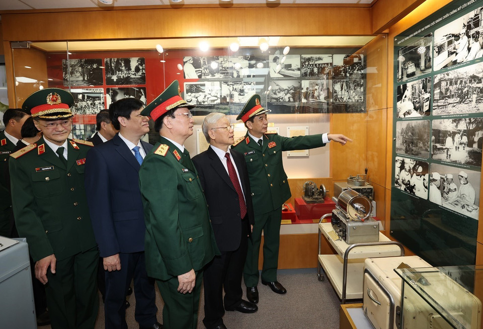 Tổng Bí thư Nguyễn Phú Trọng, Bí thư Quân ủy Trung ương thăm Phòng truyền thống của Bệnh viện Trung ương Quân đội 108. (Ảnh: Trí Dũng/TTXVN)