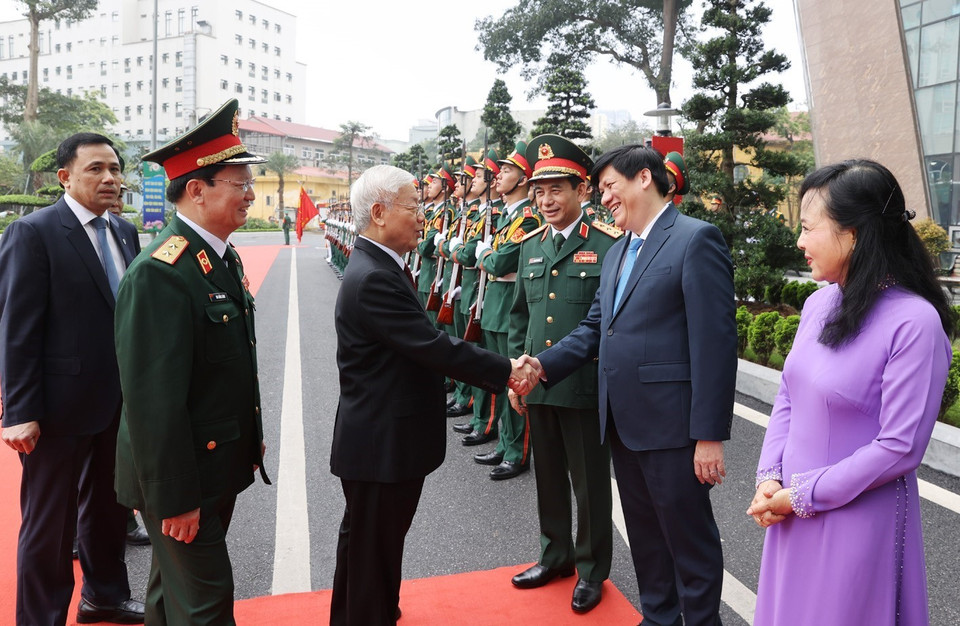Tổng Bí thư Nguyễn Phú Trọng, Bí thư Quân ủy Trung ương với các đại biểu và lãnh đạo, chỉ huy Bệnh viện Trung ương Quân đội 108. (Ảnh: Trí Dũng/TTXVN)