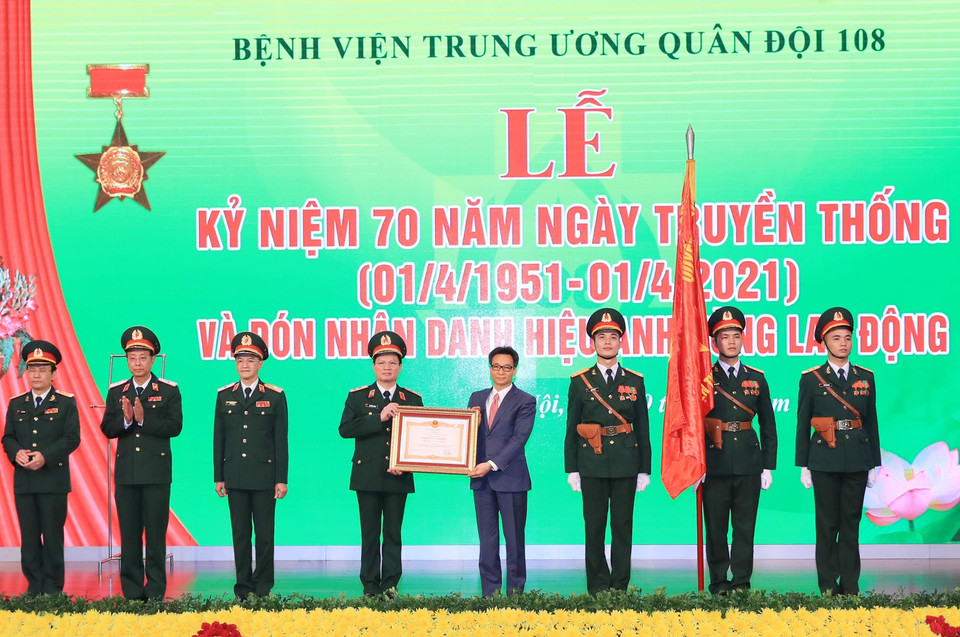 Phó Thủ tướng Vũ Đức Đam trao Danh hiệu Anh hùng Lao động thời kỳ đổi mới cho Bệnh viện Trung ương Quân đội 108. (Ảnh: TTXVN)
