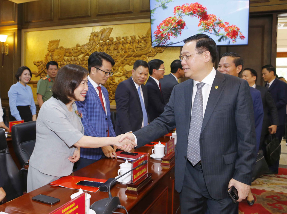 Chủ tịch Quốc hội Vương Đình Huệ với các đại biểu. (Ảnh: Doãn Tấn/TTXVN)