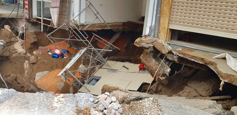 Hiện trường sự cố sụt lún đất. (Ảnh: Nguyễn Thắng/TTXVN)