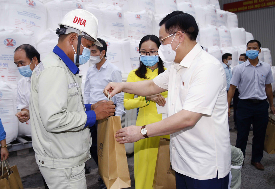 Chủ tịch Quốc hội Vương Đình Huệ tặng quà cho các công nhân có hoàn cảnh khó khăn tại Nhà máy Alumin Nhân Cơ thuộc Công ty Nhôm Đắk Nông - TKV, Tập đoàn Công nghiệp Than - Khoáng sản Việt Nam. (Ảnh: Doãn Tấn/TTXVN)