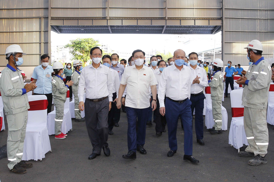 Chủ tịch Quốc hội Vương Đình Huệ cùng đoàn công tác của Quốc hội đến thăm Nhà máy Alumin Nhân Cơ ở xã Nhân Cơ, huyện Đắk R’lấp, tỉnh Đắk Nông. (Ảnh: Doãn Tấn/TTXVN)