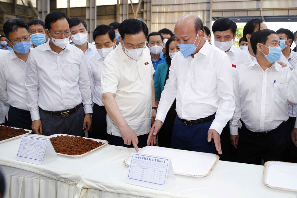 Lãnh đạo Tập đoàn Than - Khoáng sản Việt Nam giới thiệu với Chủ tịch Quốc hội Vương Đình Huệ về sản phẩm alumin. (Ảnh: Doãn Tấn/TTXVN)