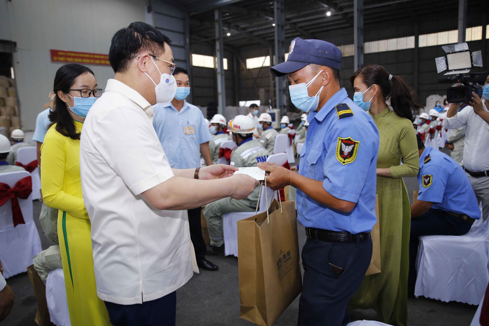 Chủ tịch Quốc hội Vương Đình Huệ tặng quà cho các công nhân có hoàn cảnh khó khăn tại Nhà máy Alumin Nhân Cơ thuộc Công ty Nhôm Đắk Nông - TKV, Tập đoàn Công nghiệp Than - Khoáng sản Việt Nam. (Ảnh: Doãn Tấn/TTXVN)