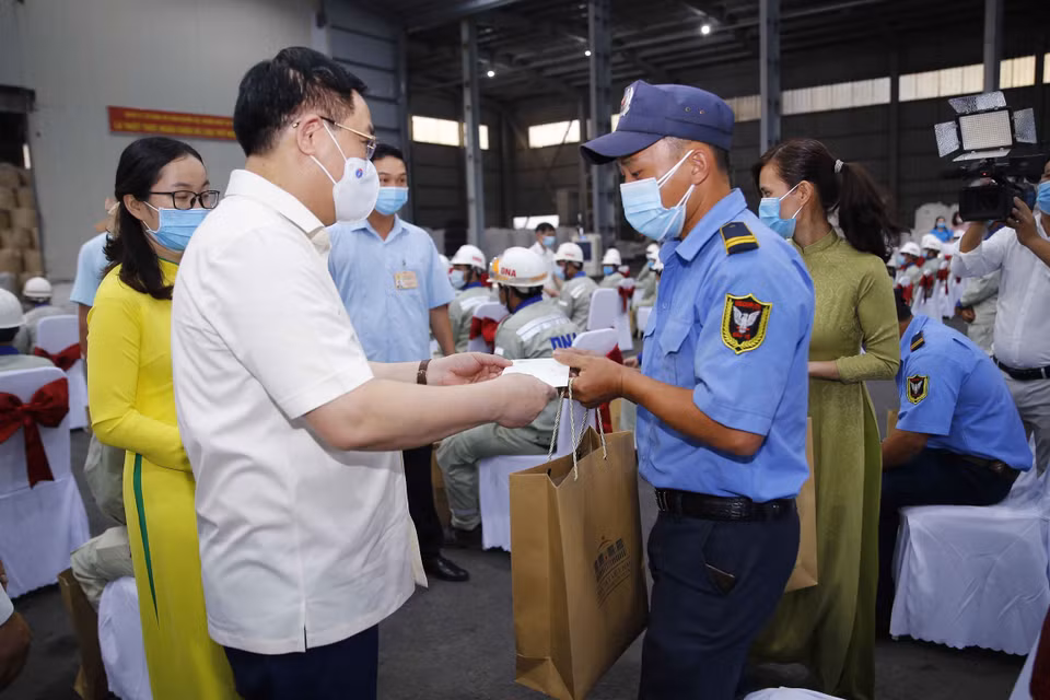 Chủ tịch Quốc hội Vương Đình Huệ tặng quà cho các công nhân có hoàn cảnh khó khăn tại Nhà máy Alumin Nhân Cơ thuộc Công ty Nhôm Đắk Nông - TKV, Tập đoàn Công nghiệp Than - Khoáng sản Việt Nam. (Ảnh: Doãn Tấn/TTXVN)