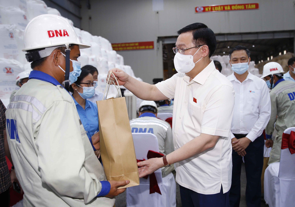 Chủ tịch Quốc hội Vương Đình Huệ tặng quà cho các công nhân có hoàn cảnh khó khăn tại Nhà máy Alumin Nhân Cơ thuộc Công ty Nhôm Đắk Nông - TKV, Tập đoàn Công nghiệp Than - Khoáng sản Việt Nam. (Ảnh: Doãn Tấn/TTXVN)
