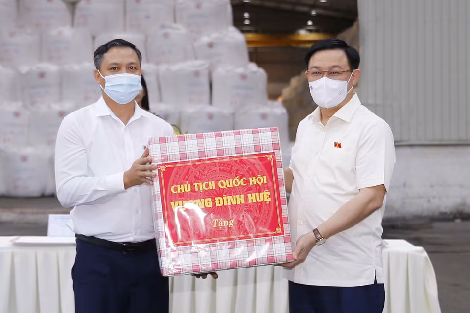 Chủ tịch Quốc hội Vương Đình Huệ tặng quà cho Nhà máy Alumin Nhân Cơ, Công ty Nhôm Đắk Nông - TKV, Tập đoàn Công nghiệp Than - Khoáng sản Việt Nam. (Ảnh: Doãn Tấn/TTXVN)