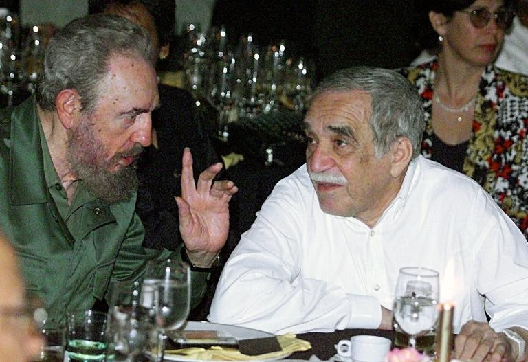 Chủ tịch Fidel Castro trò chuyện với nhà văn Gabriel Garcia Marquez trong một bữa ăn tối tại Cuba vào năm 2000. (Nguồn: AFP)