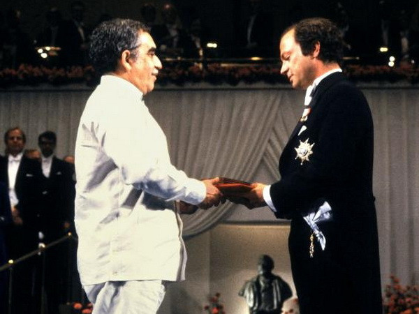 Nhà văn Gabriel Garcia Marquez nhận giải thưởng Nobel Văn học từ nhà vua Carl Gustav vào thàng 12/1982 tại Stockholm, Thụy Điển. (Nguồn: AFP)