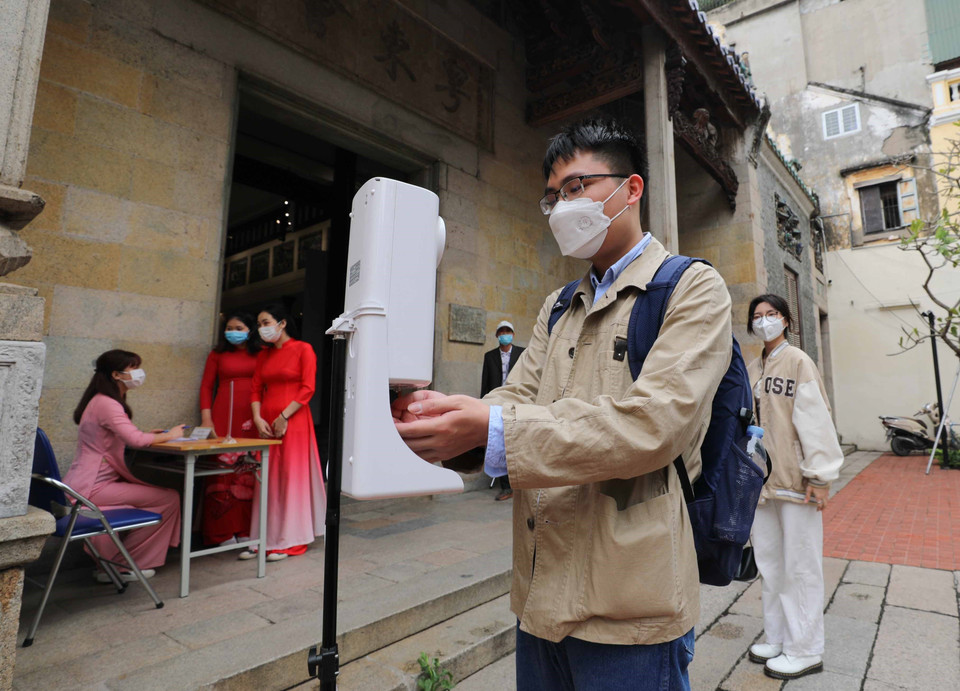 Công tác phòng, chống dịch COVID-19 được duy trì, góp phần bảo đảm an toàn cho mọi người khi tham gia các hoạt động tại Thủ đô. (Ảnh: Thanh Tùng/TTXVN)