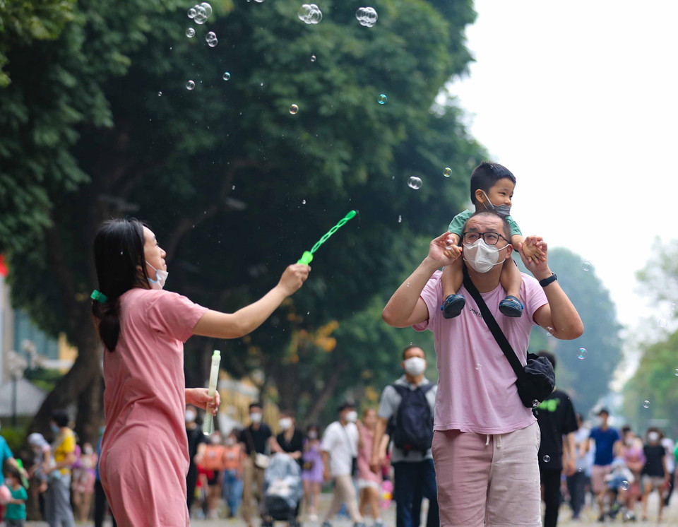 Phố đi bộ hồ Hoàn Kiếm sôi động dần trở lại. (Ảnh: Thanh Tùng/TTXVN)