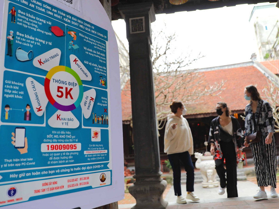 Công tác phòng, chống dịch COVID-19 được duy trì, góp phần bảo đảm an toàn cho mọi người khi tham gia các hoạt động tại Thủ đô. (Ảnh: Thanh Tùng/TTXVN)