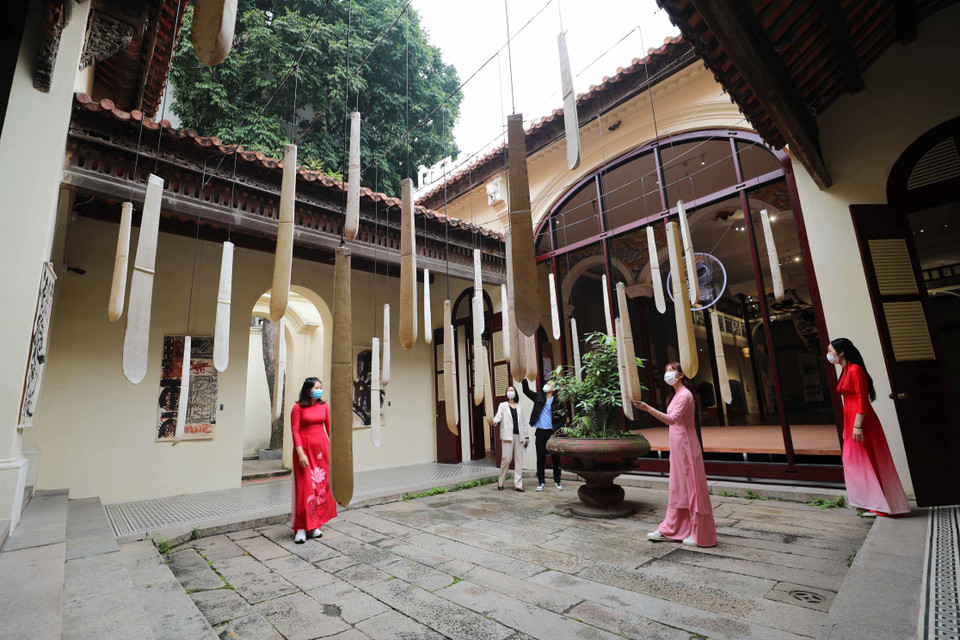 Trung tâm văn hoá nghệ thuật 22 Hàng Buồm trong khu phố cổ Hà Nội là điểm đến hấp dẫn du khách yêu nghệ thuật. (Ảnh: Thanh Tùng/TTXVN)