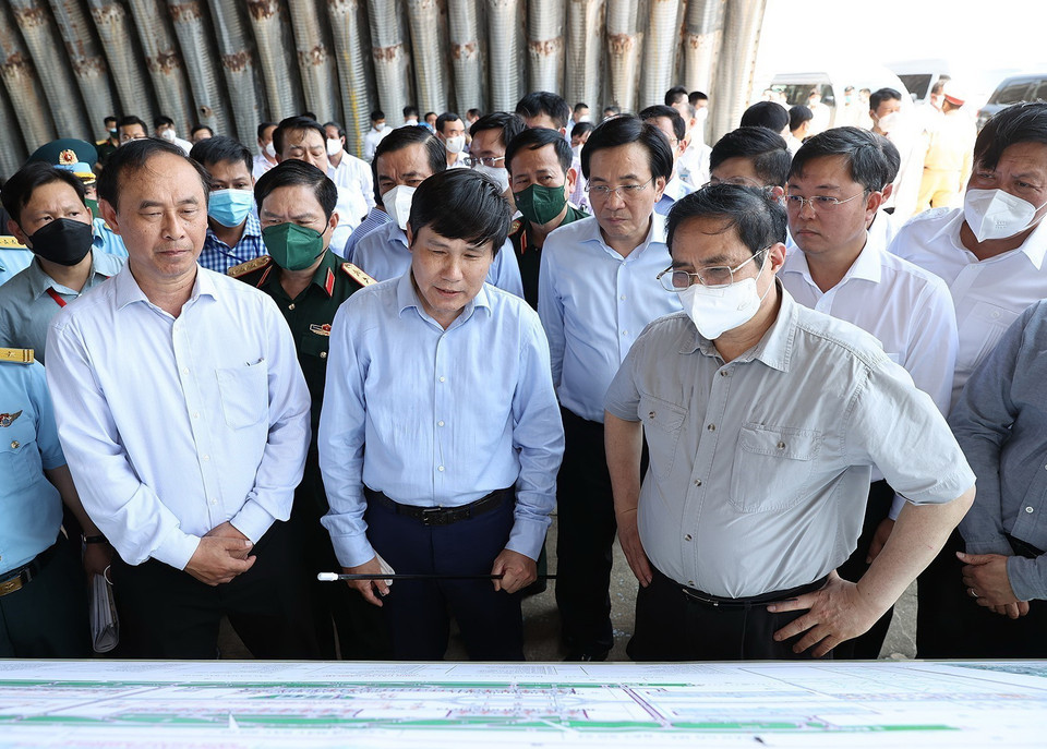 Thủ tướng Phạm Minh Chính khảo sát sân bay Chu Lai. (Ảnh: Dương Giang/TTXVN)