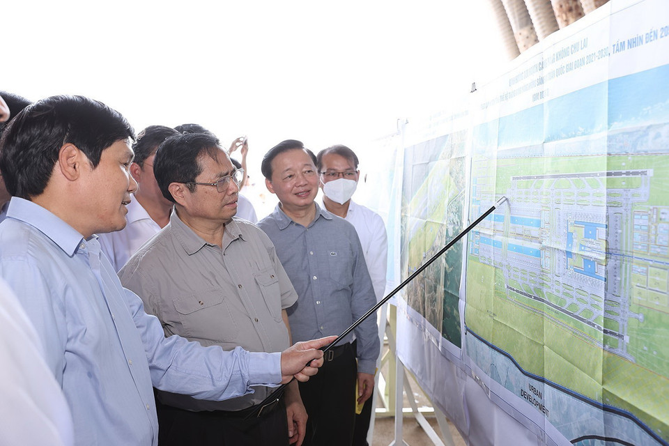 Thủ tướng cùng các đại biểu khảo sát sân bay Chu Lai. (Ảnh: Dương Giang/TTXVN)