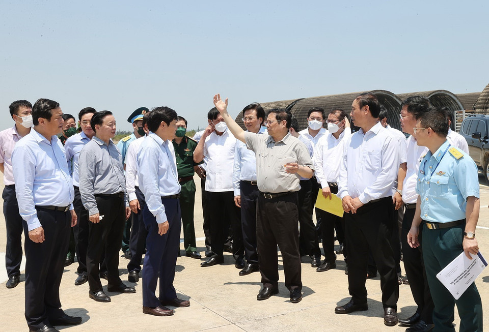Thủ tướng Phạm Minh Chính khảo sát sân bay Chu Lai. (Ảnh: Dương Giang/TTXVN)