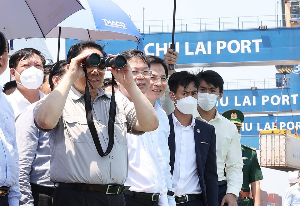 Thủ tướng Phạm Minh Chính khảo sát Khu cảng biển Chu Lai. (Ảnh: Dương Giang/TTXVN)