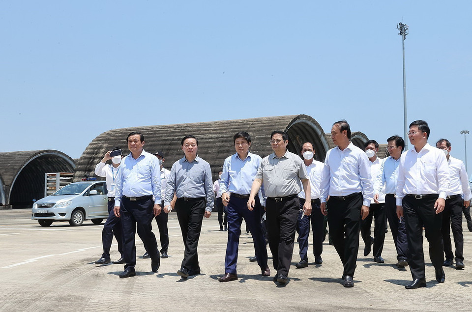 Thủ tướng Phạm Minh Chính khảo sát sân bay Chu Lai. (Ảnh: Dương Giang/TTXVN)