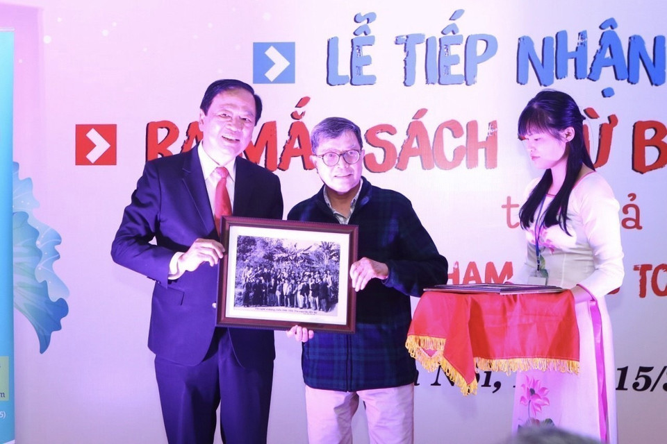 Phó Chủ tịch Hội Nhà báo Việt Nam Mai Đức Lộc tiếp nhận các hiện vật cho Bảo tàng Báo chí Việt Nam, tại Hội báo toàn quốc năm 2019. (Ảnh: Minh Quyết/TTXVN)