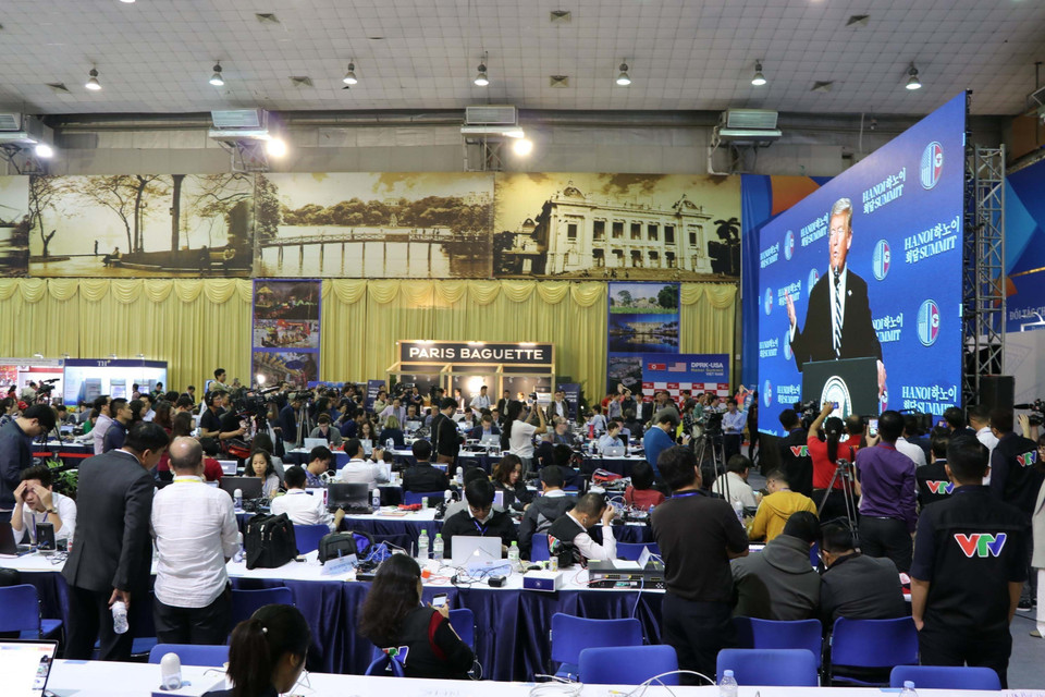 Phóng viên các hãng thông tấn báo chí trong nước và quốc tế đưa tin cuộc họp báo của Tổng thống Mỹ Donald Trump về kết quả Hội nghị Thượng đỉnh Mỹ - Triều Tiên lần thứ hai (28/2/2019). (Ảnh: Minh Đông/TTXVN)