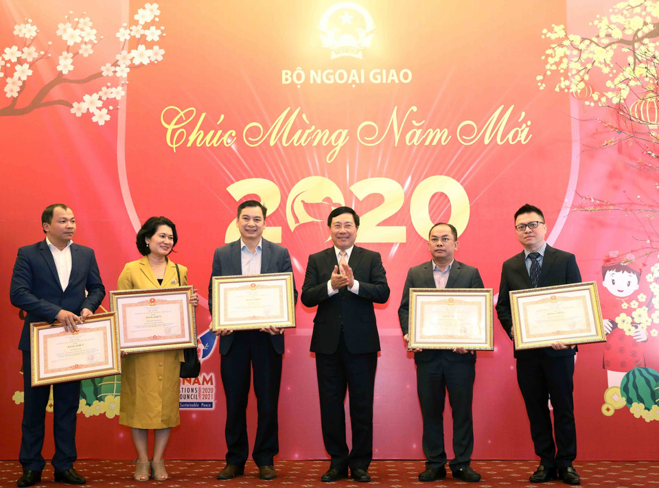 Bộ Ngoại giao khen thưởng các tập thể và cá nhân đã có nhiều đóng góp quan trọng trong công tác thông tin đối ngoại cũng như các hoạt động do Bộ Ngoại giao chủ trì, ngày 14/1/2020. (Ảnh: Văn Điệp/TTXVN)