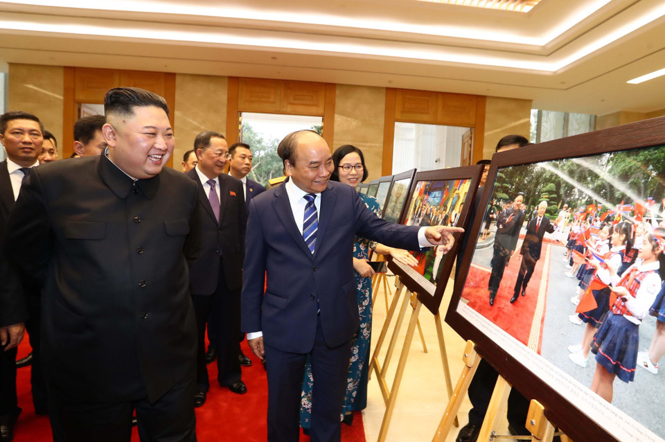  Thủ tướng Nguyễn Xuân Phúc và Chủ tịch Triều Tiên Kim Jong-un tham quan trưng bày ảnh Quan hệ Việt Nam-Triều Tiên do TTXVN thực hiện trong chuyến thăm cấp Nhà nước tới Việt Nam và dự Hội nghị Thượng đỉnh Mỹ-Triều Tiên lần thứ hai (1/3/2019). (Ảnh: Thống Nhất/TTXVN)