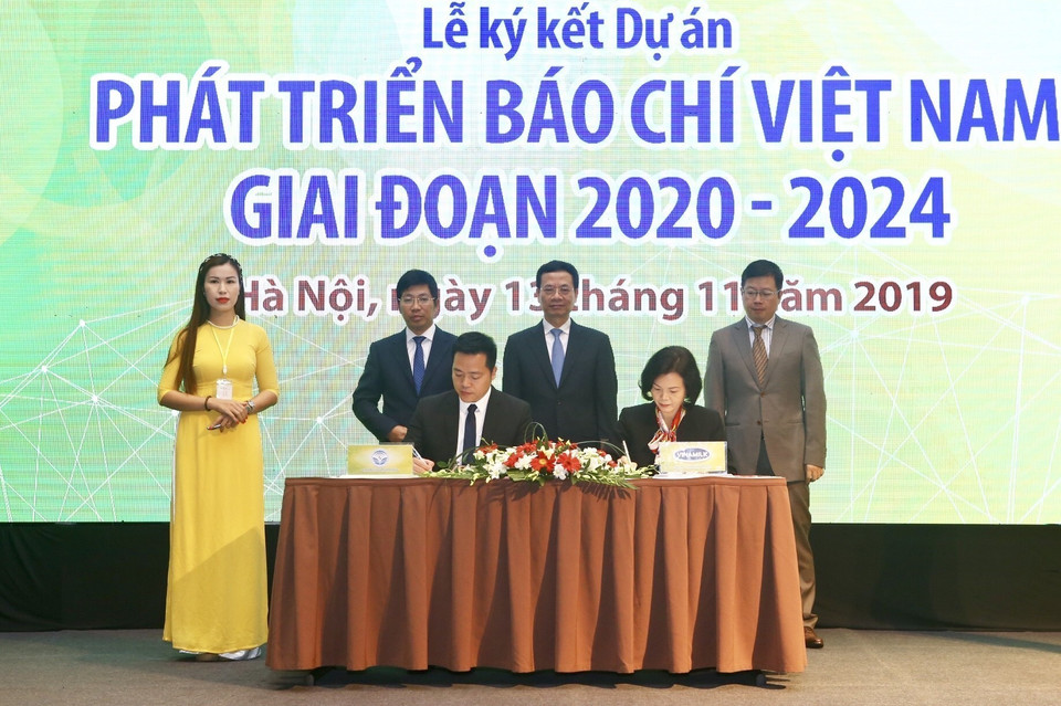 Lễ ký kết Dự án Hợp tác phát triển báo chí Việt Nam giai đoạn 2020-2024, tại Diễn đàn “Báo chí và Công nghệ”, sáng 13/11/2019. (Ảnh: Minh Quyết/TTXVN) 