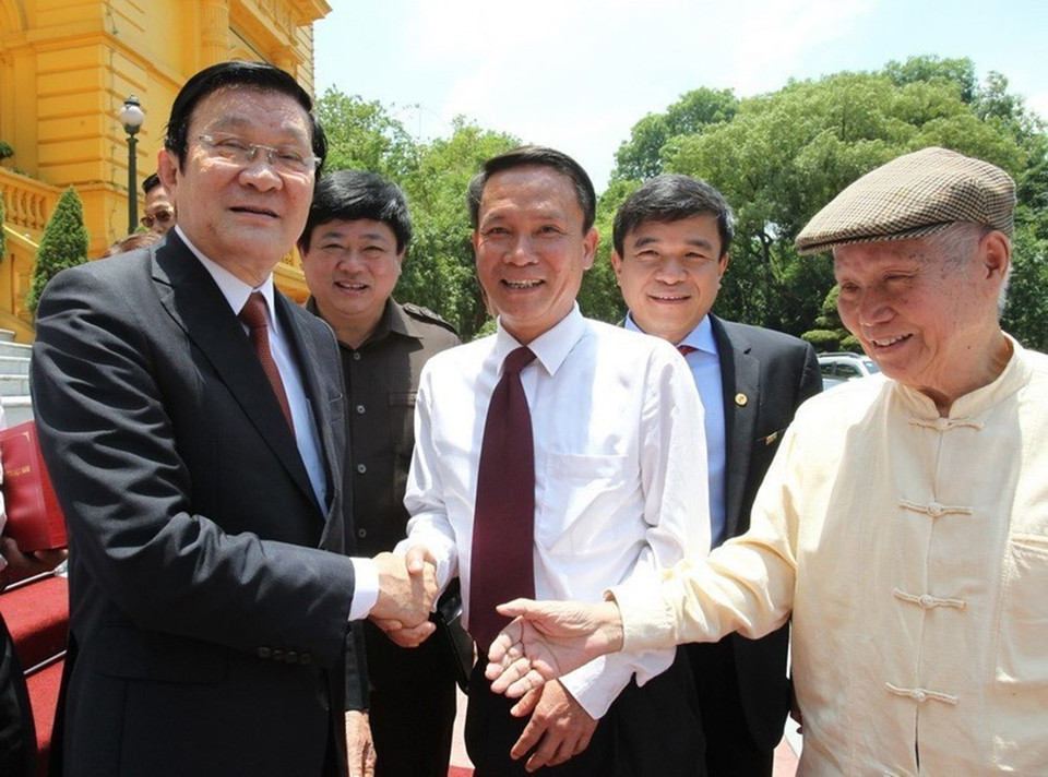 Chủ tịch nước Trương Tấn Sang với các đại biểu Hội Nhà báo Việt Nam dự kỷ niệm 90 năm Ngày Báo chí cách mạng Việt Nam (21/6/1925-21/6/2015), sáng 17/6/2015, tại Phủ Chủ tịch. (Ảnh: Nguyễn Khang/TTXVN)
