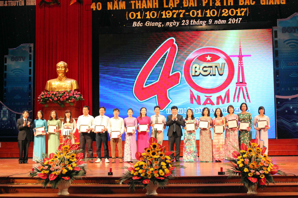 Đồng chí Nguyễn Thế Kỷ, Ủy viên Trung ương Đảng,Tổng Giám đốc Đài Tiếng nói Việt Nam tặng kỷ niệm chương của Đài Tiếng nói Việt Nam cho các cá nhân Đài Phát thanh và Truyền hình Bắc Giang tại Lễ kỷ niệm 40 năm thành lập. (Ảnh: Việt Hùng/TTXVN)