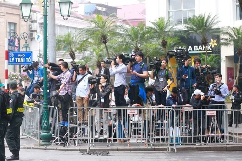 Phóng viên các hãng thông tấn báo chí trong và ngoài nước chờ đưa tin về Hội nghị Thượng đỉnh Mỹ-Triều Tiên lần thứ hai tại Hà Nội, 27-28/2/2019. (Nguồn: TTXVN)