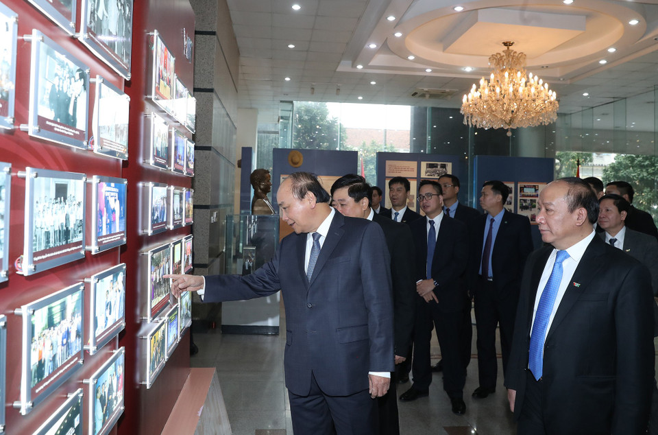  Tính đến ngày 30/11/2019, có 850 cơ quan báo chí, trong đó có 179 cơ quan báo, 648 tạp chí, 23 cơ quan báo chí điện tử độc lập; có 72 cơ quan có giấy phép hoạt động phát thanh-truyền hình với 2 đài Quốc gia, 64 đài địa phương, 5 kênh truyền hình. Trong ảnh: Sáng 19/2/2020, Thủ tướng Chính phủ Nguyễn Xuân Phúc đến thăm và làm việc với Đài Tiếng nói Việt Nam, Hà Nội. (Ảnh: Thống Nhất/ TTXVN)