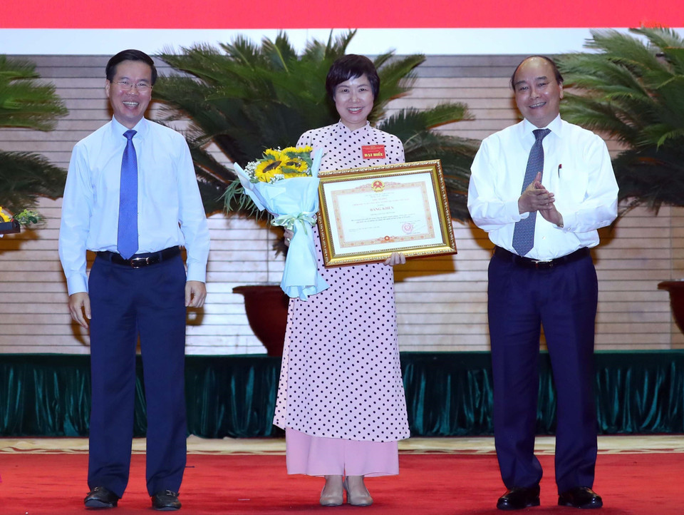 Thủ tướng Nguyễn Xuân Phúc trao tặng Bằng khen cho TTXVN đã có thành tích xuất sắc trong công tác thông tin, tuyên truyền về phòng, chống COVID-19. (Ảnh: Thống Nhất/TTXVN)