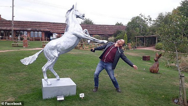 Đến tượng đài ngựa cũng đánh lại con người. (Nguồn: Daily Mail)