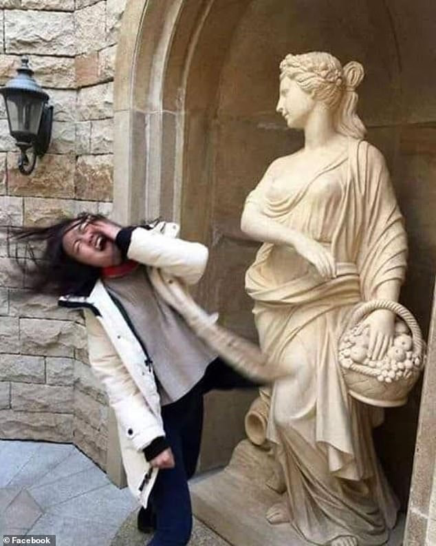 Cô gái này vừa bị bức tượng cho 'ăn tát'. (Nguồn: Daily Mail)