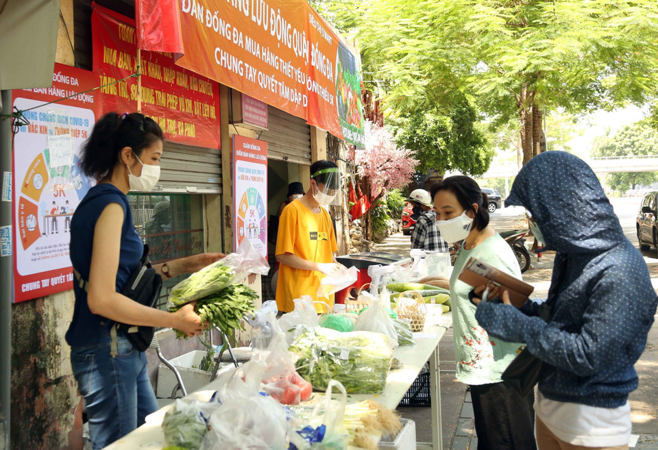 Một điểm bán hàng lưu động của Siêu thị Smart trên phố Thái Hà, quận Đống Đa. (Ảnh: Trần Việt/TTXVN)