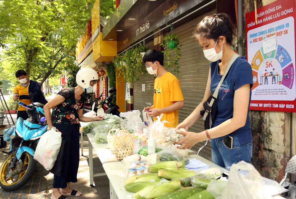 Một điểm bán hàng lưu động của Siêu thị Smart trên phố Thái Hà, quận Đống Đa. (Ảnh: Trần Việt/TTXVN)