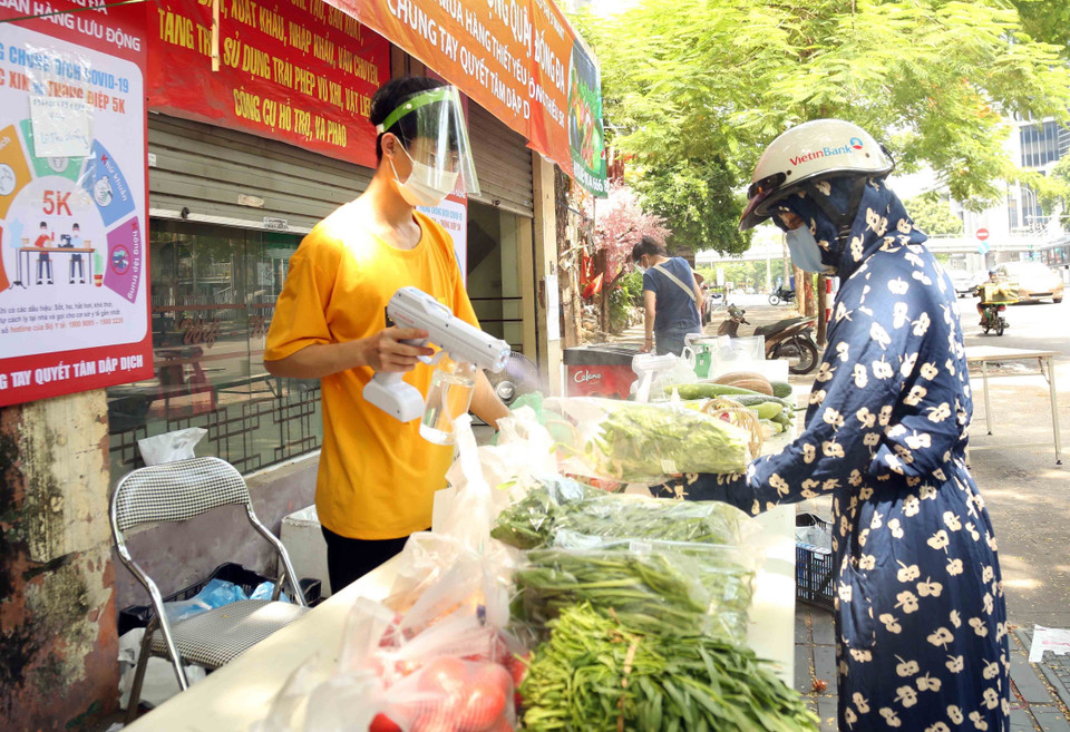 Trước những diễn biến phức tạp của dịch COVID-19 tại Hà Nội, Sở Công Thương Hà Nội đã lên phương án bố trí 2.500 điểm bán hàng lưu động, thay thế cho các cơ sở bán hàng thiết yếu có thể bị đóng cửa do xuất hiện F0. (Ảnh: Trần Việt/TTXVN)