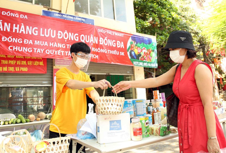 Sở Công Thương Hà Nội đã đề nghị các doanh nghiệp tăng lượng dự trữ hàng hóa tối đa, đổi mới hình thức kinh doanh, tăng cường bán trên nền tảng thương mại điện tử, bán hàng lưu động…, tạo thuận tiện, giúp người dân hạn chế đi lại, đảm bảo quy chuẩn trong phòng chống dịch. (Ảnh: Trần Việt/TTXVN)