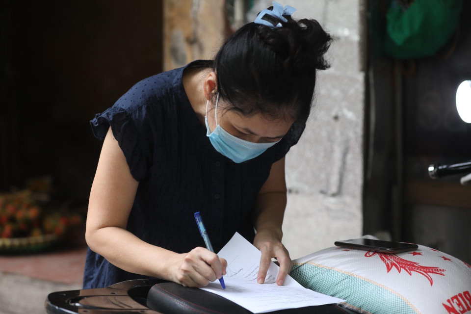 Người dân phố Nguyễn Khắc Cần khai báo y tế. (Ảnh: Minh Quyết/TTXVN)