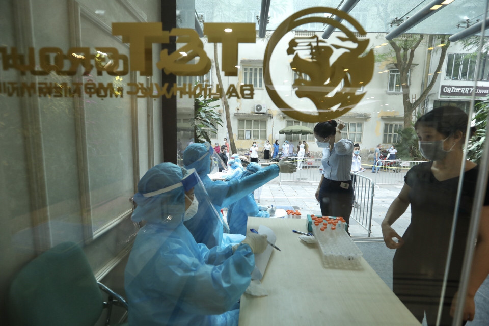Người dân đến lấy mẫu tại tòa nhà T&amp;T Group. (Ảnh: Minh Quyết/TTXVN)