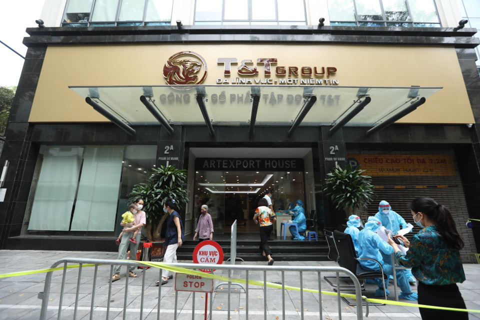 Người dân đến lấy mẫu tại tòa nhà T&amp;T Group. (Ảnh: Minh Quyết/TTXVN)