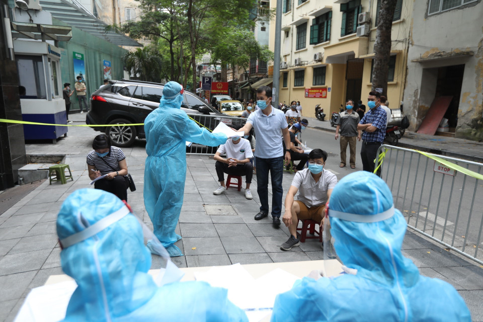 Người dân đến lấy mẫu tại tòa nhà T&amp;T Group. (Ảnh: Minh Quyết/TTXVN)