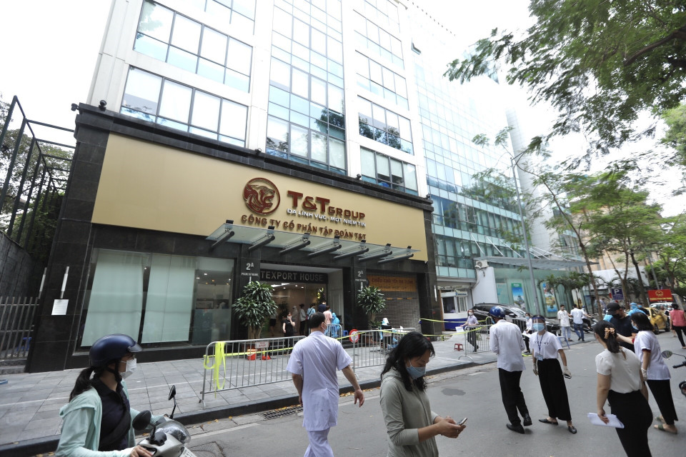 Người dân đến lấy mẫu tại tòa nhà T&amp;T Group. (Ảnh: Minh Quyết/TTXVN)
