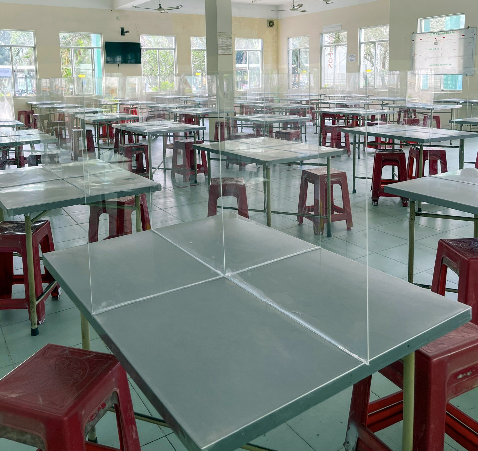 Nhiều đơn vị hoạt động trong các khu công nghiệp đã chủ động lắp đặt các vách ngăn chống tiếp xúc tại các bàn ăn trong nhà ăn tập thể để phòng, chống dịch. (Ảnh: TTXVN phát)