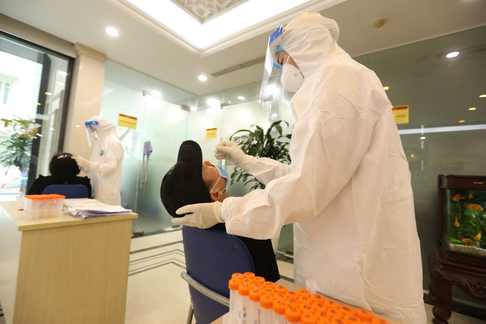 Người dân đến lấy mẫu tại tòa nhà T&amp;T Group. (Ảnh: Minh Quyết/TTXVN)