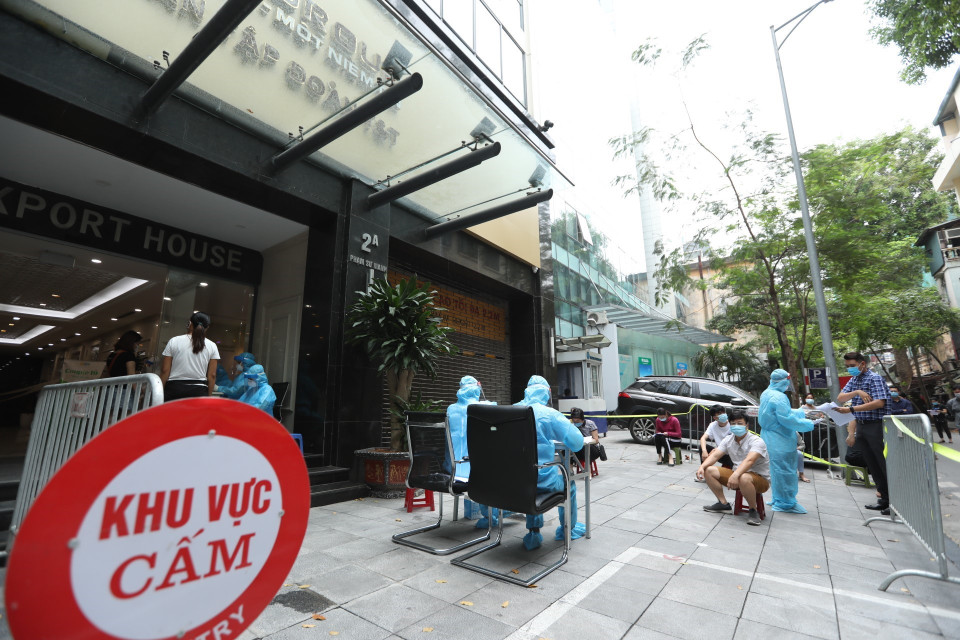 Người dân đến lấy mẫu tại tòa nhà T&amp;T Group. (Ảnh: Minh Quyết/TTXVN)