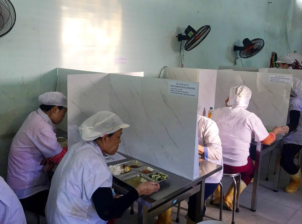 Nhà ăn tập thể của một công ty trong Khu công nghiệp được lắp đặt vách ngăn để phòng, chống dịch. (Ảnh: TTXVN phát)