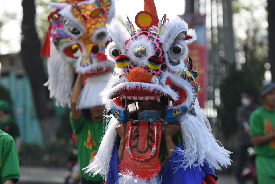 Biểu diễn lân sư rồng trên đường phố trong lễ hội Chùa Ông năm 2023. (Ảnh: Công Phong/TTXVN)